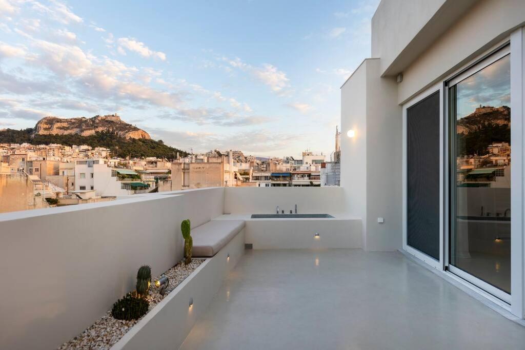 Penthouse With Private Rooftop And Hot Tub Αθήνα
